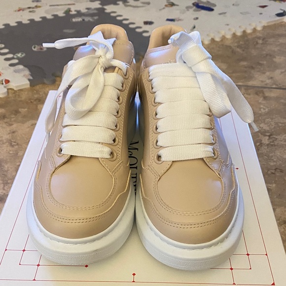 Alexander McQueen Sneakers in Oat